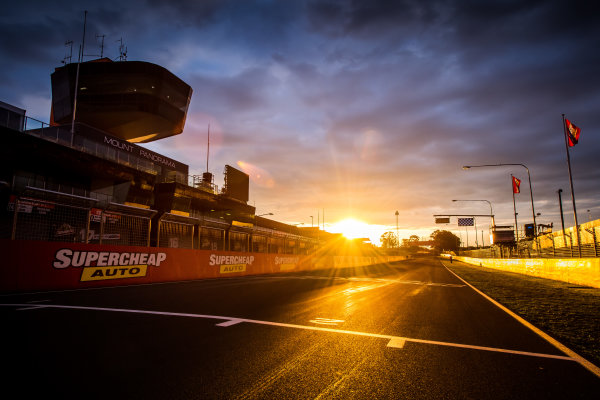 2017 Supercars Championship Round 11. 
Bathurst 1000, Mount Panorama, New South Wales, Australia.
Tuesday 3rd October to Sunday 8th October 2017.
Start finish line.
World Copyright: Daniel Kalisz/LAT Images
Ref: Digital Image 031017_VASCR11_DKIMG_0089.jpg