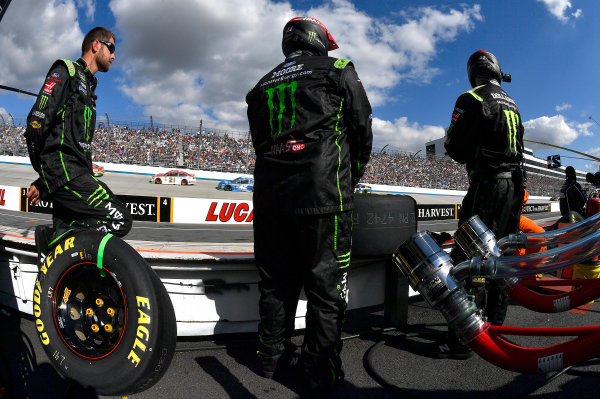 Monster Energy NASCAR Cup Series
Apache Warrior 400
Dover International Speedway, Dover, DE USA
Sunday 1 October 2017
Kurt Busch, Stewart-Haas Racing, Monster Energy/Haas Automation Ford Fusion crew
World Copyright: Rusty Jarrett
LAT Images Monster Energy NASCAR Cup Series
Apache Warrior 400
Dover International Speedway, Dover, DE USA
Sunday 1 October 2017
Kurt Busch, Stewart-Haas Racing, Monster Energy/Haas Automation Ford Fusion crew
World Copyright: Rusty Jarrett
LAT Images