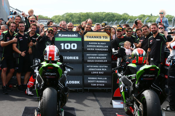 2017 Superbike World Championship - Round 6
Donington Park, UK.
Sunday 28 May 2017
Jonathan Rea, Kawasaki Racing, Tom Sykes, Kawasaki Racing celebrate 100 Kawasaki Racing wins in WSBK
World Copyright: Gold and Goose Photography/LAT Images
ref: Digital Image Post-R-100-9553