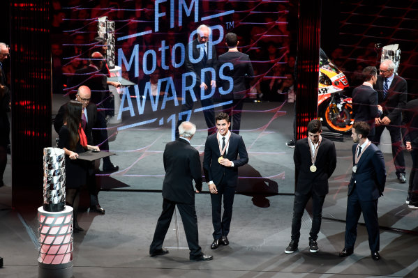 2017 MotoGP Championship - Round 18
Valencia, Spain
Sunday 12 November 2017
Marc Marquez, Repsol Honda Team, Andrea Dovizioso, Ducati Team, Maverick Viñales, Yamaha Factory Racing
World Copyright: Gold and Goose Photography/LAT Images
ref: Digital Image 706771 2017 MotoGP Championship - Round 18
Valencia, Spain
Sunday 12 November 2017
Marc Marquez, Repsol Honda Team, Andrea Dovizioso, Ducati Team, Maverick Viñales, Yamaha Factory Racing
World Copyright: Gold and Goose Photography/LAT Images
ref: Digital Image 706771