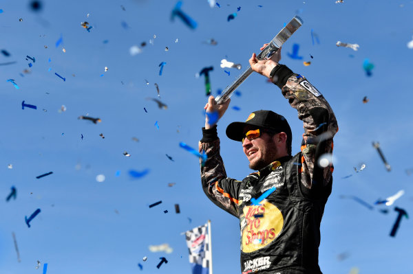 2017 Monster Energy NASCAR Cup Series - Kobalt 400
Las Vegas Motor Speedway - Las Vegas, NV USA
Sunday 12 March 2017
Martin Truex Jr, Bass Pro Shops/TRACKER BOATS Toyota Camry celebrates his win in Victory Lane
World Copyright: Nigel Kinrade/LAT Images
ref: Digital Image 17LAS1nk07526 2017 Monster Energy NASCAR Cup Series - Kobalt 400
Las Vegas Motor Speedway - Las Vegas, NV USA
Sunday 12 March 2017
Martin Truex Jr, Bass Pro Shops/TRACKER BOATS Toyota Camry celebrates his win in Victory Lane
World Copyright: Nigel Kinrade/LAT Images
ref: Digital Image 17LAS1nk07526