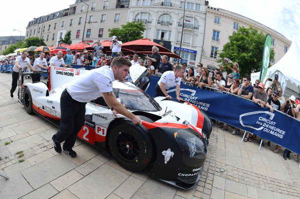 2017 Le Mans 24 Hours
Circuit de la Sarthe, Le Mans, France.
Sunday 11 June 2017
#2 Porsche Team Porsche 919 Hybrid: Timo Bernhard, Earl Bamber, Brendon Hartley
World Copyright: Rainier Ehrhardt/LAT Images
ref: Digital Image 24LM-re-1413