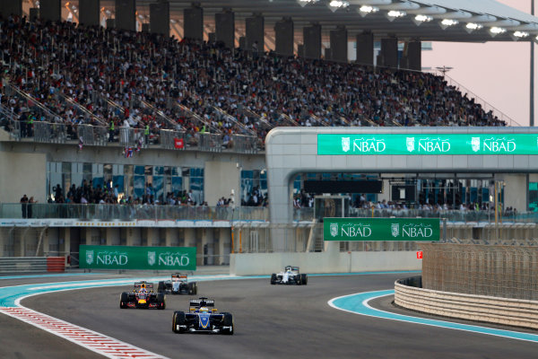 Yas Marina Circuit, Abu Dhabi, United Arab Emirates.
Sunday 29 November 2015.
Marcus Ericsson, Sauber C34 Ferrari, leads Daniel Ricciardo, Red Bull Racing RB11 Renault, Nico Hulkenberg, Force India VJM08 Mercedes.
World Copyright: Sam Bloxham/LAT Photographic
ref: Digital Image _SBL8674