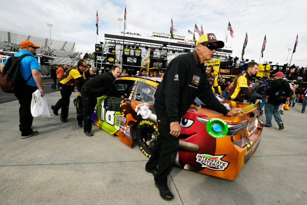 Monster Energy NASCAR Cup Series
First Data 500
Martinsville Speedway, Martinsville VA USA
Saturday 28 October 2017
Kyle Busch, Joe Gibbs Racing, M&M's Halloween Toyota Camry crew
World Copyright: Scott R LePage
LAT Images
ref: Digital Image lepage-171028-mart-2711