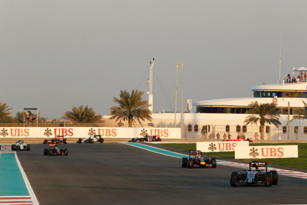 Yas Marina Circuit, Abu Dhabi, United Arab Emirates.
Sunday 29 November 2015.
Nico Hulkenberg, Force India VJM08 Mercedes, leads Daniel Ricciardo, Red Bull Racing RB11 Renault, and Carlos Sainz Jr, Toro Rosso STR10 Renault.
World Copyright: Charles Coates/LAT Photographic
ref: Digital Image _99O1886