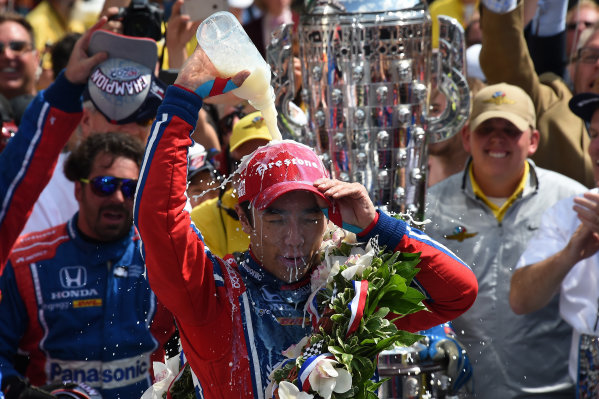 Verizon IndyCar Series
Indianapolis 500 Race
Indianapolis Motor Speedway, Indianapolis, IN USA
Sunday 28 May 2017
Race winner Takuma Sato (JPN) Andretti Autosport Honda celebrates in Victory Lane with the milk
World Copyright: Jose Rubio/Sutton/LAT Images
ref: Digital Image dcd1728my1067