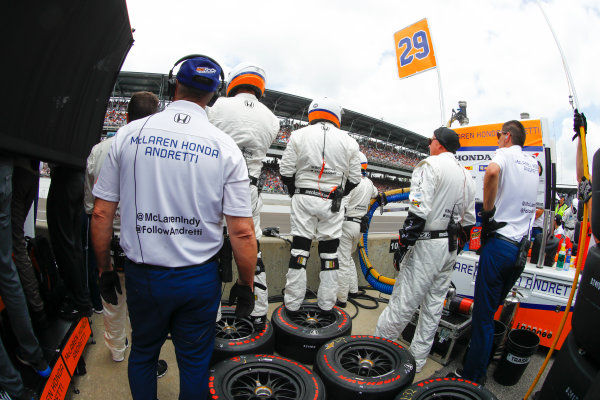 Verizon IndyCar Series
Indianapolis 500 Race
Indianapolis Motor Speedway, Indianapolis, IN USA
Sunday 28 May 2017
The crew of Fernando Alonso, McLaren-Honda-Andretti Honda.
World Copyright: Steven Tee/LAT Images
ref: Digital Image _R3I8636