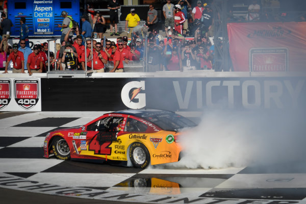 Monster Energy NASCAR Cup Series
FireKeepers Casino 400
Michigan International Speedway, Brooklyn, MI USA
Sunday 18 June 2017
Kyle Larson, Chip Ganassi Racing, Cars 3 Target Chevrolet SS celebrates with a burnout
World Copyright: Logan Whitton
LAT Images