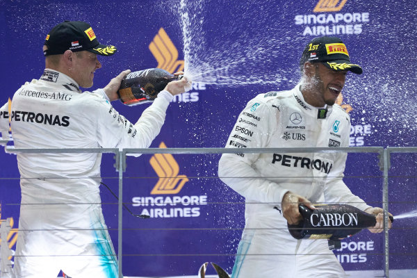 Marina Bay Circuit, Marina Bay, Singapore.
Sunday 17 September 2017.
Valtteri Bottas, Mercedes AMG, 3rd Position, sprays Lewis Hamilton, Mercedes AMG, 1st Position, with Champagne on the podium.
World Copyright: Steve Etherington/LAT Images 
ref: Digital Image SNE17325