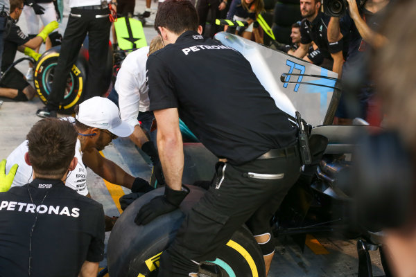 Yas Marina Circuit, Abu Dhabi, United Arab Emirates.
Thursday 23 November 2017.
Lewis Hamilton, Mercedes AMG, joins in with the practice pitstops.
World Copyright: Charles Coates/LAT Images 
ref: Digital Image DJ5R5098