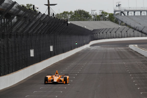 Verizon IndyCar Series
Fernando Alonso Test for Indianapolis 500
Indianapolis Motor Speedway, Indianapolis, IN USA
Wednesday 3 May 2017
Fernando Alonso turns his first career laps on an oval in preparation for his Indianapolis 500 debut.
World Copyright: Michael L. Levitt
LAT Images