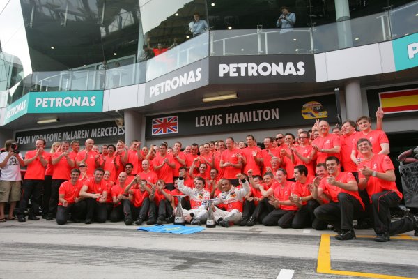 2007 Malaysian Grand Prix - Sunday Race
Sepang, Kuala Lumpur. Malaysia.
8th April 2007.
Fernando Alonso, McLaren MP4-22 Mercedes, 1st position, and Lewis Hamilton, McLaren MP4-22 Mercedes, 2nd position, celebrate the McLaren one-two with their team. Portrait.
World Copyright: Andrew Ferraro/LAT Photographic.
ref: Digital Image ZP9O2765