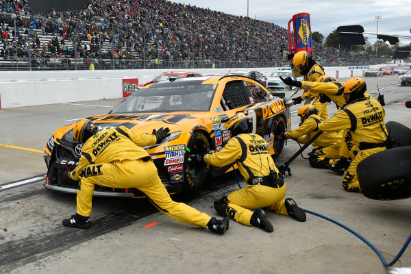 Monster Energy NASCAR Cup Series
First Data 500
Martinsville Speedway, Martinsville VA USA
Sunday 29 October 2017
Matt Kenseth, Joe Gibbs Racing, DEWALT Flexvolt Toyota Camry pit stop
World Copyright: Scott R LePage
LAT Images
ref: Digital Image lepage-171029-mart-8439