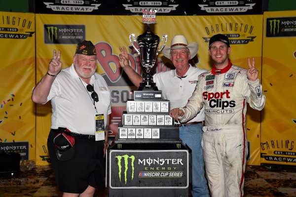 Monster Energy NASCAR Cup Series
Bojangles' Southern 500
Darlington Raceway, Darlington, SC USA
Sunday 3 September 2017
Denny Hamlin, Joe Gibbs Racing, Sport Clips Toyota Camry wins.
World Copyright: Rusty Jarrett
LAT Images Monster Energy NASCAR Cup Series
Bojangles' Southern 500
Darlington Raceway, Darlington, SC USA
Sunday 3 September 2017
Denny Hamlin, Joe Gibbs Racing, Sport Clips Toyota Camry wins.
World Copyright: Rusty Jarrett
LAT Images