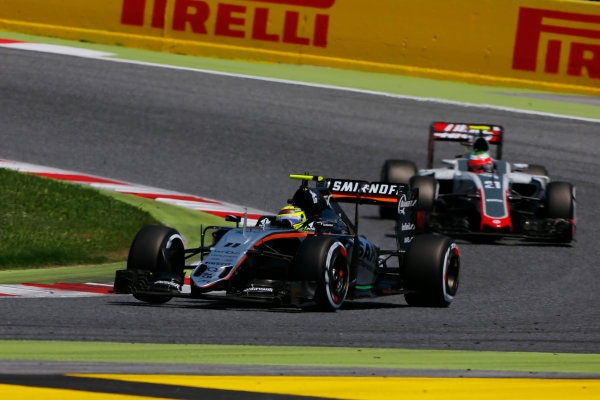 Circuit de Catalunya, Barcelona, Spain. 
Sunday 15 May 2016.
Sergio Perez, Force India VJM09 Mercedes, leads Esteban Gutierrez, Haas VF-16 Ferrari.
World Copyright: Andrew Hone/LAT Photographic
ref: Digital Image _ONY1766