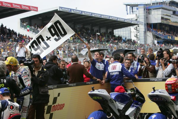 2008 MotoGP Championship - Race
Le Mans, France. 18th May, 2008.
Valentino Rossi's Fiat Yamaha crew celebrate him equalling Angel Nieto's race win tally.
World Copyright: Martin Heath / LAT Photographic