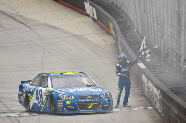 Monster Energy NASCAR Cup Series
Food City 500
Bristol Motor Speedway, Bristol, TN USA
Monday 24 April 2017
Jimmie Johnson burn out
World Copyright: Nigel Kinrade
LAT Images
ref: Digital Image 17BRI1nk09028