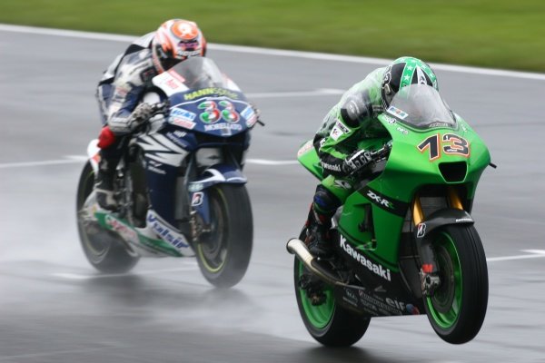 2007 Moto GP British Grand Prix.
Donington Park, England.
22nd-24th June 2007.
Anthony West (Kawasaki Racing Team, Kawasaki ZX-RR) leads Marco Melandri (Honda Gresini, Honda RCV 212) action.
World Copyright: Kevin Wood/LAT Photographic
ref: Digital Image IMG_5633