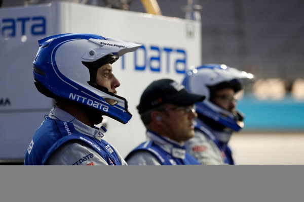 Verizon IndyCar Series
Desert Diamond West Valley Phoenix Grand Prix
Phoenix Raceway, Avondale, AZ USA
Saturday 29 April 2017
Tony Kanaan, Chip Ganassi Racing Teams Honda crew
World Copyright: Michael L. Levitt
LAT Images Verizon IndyCar Series
Desert Diamond West Valley Phoenix Grand Prix
Phoenix Raceway, Avondale, AZ USA
Saturday 29 April 2017
Tony Kanaan, Chip Ganassi Racing Teams Honda crew
World Copyright: Michael L. Levitt
LAT Images