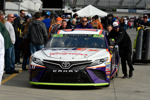 Monster Energy NASCAR Cup Series
First Data 500
Martinsville Speedway, Martinsville VA USA
Saturday 28 October 2017
Denny Hamlin, Joe Gibbs Racing, FedEx Walgreens Toyota Camry crew
World Copyright: Scott R LePage
LAT Images
ref: Digital Image lepage-171028-mart-3183